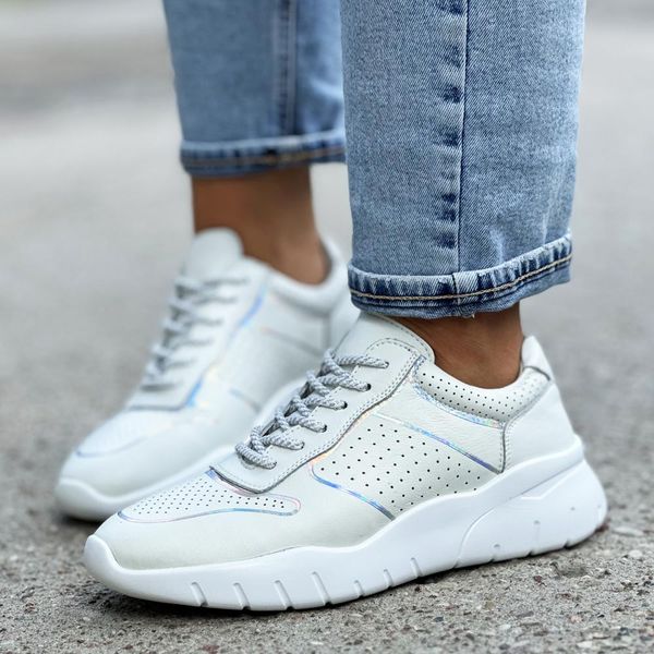 Białe skórzane sneakersy damskie S.Barski 22226. Białe obuwie sportowe damskie S.BARSKI, ze skóry, bez zapięcia. W wyprzedaży za 119.25 zł.