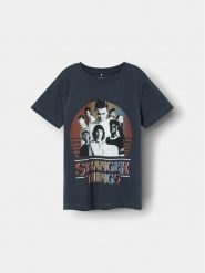 NAME IT T-Shirt STRANGER THINGS 13227698 Granatowy Regular Fit. Niebieskie t-shirty i koszulki chłopięce Name it, bez wzorów, z bawełny, bez kołnierzyka, bez ramiączek. Za 59.99 zł.