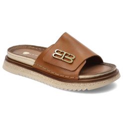 Brązowe Klapki Armodo Modne Obuwie Damskie. Brązowe klapki damskie Armodo, bez wzorów, ze skóry, bez obcasa, bez zapięcia. Za 229.00 zł.
