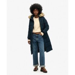 Długi płaszcz z futerka sztucznego Everest od SUPERDRY. Niebieskie płaszcze damskie Superdry, bez wzorów, bez kaptura. W wyprzedaży za 595.20 zł.