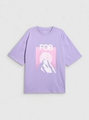 4F T-shirt loose z nadrukiem damski - fioletowy M. Fioletowe koszulki sportowe damskie 4F, m, bez wzorów, z materiału, bez ramiączek, snowboardowy. Za 79.99 zł.