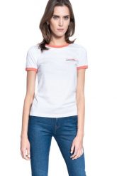 T-SHIRT DAMSKI LEE RINGER TEE BRIGHT WHITE L40PEPLJ 112108662. Białe t-shirty damskie Lee, l, bez wzorów, bez kołnierzyka. Za 69.99 zł.