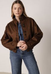 Brązowa Kurtka w Stylu Bomberki z Ozdobnymi Guzikami Polimi. Brązowe kurtki damskie Born2be, l, bez wzorów, z jeansu, bez kaptura. Za 199.99 zł.