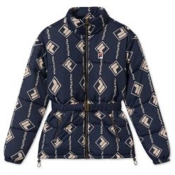 Damska kurtka Fila WOMEN AVVENTURO AOP puff jacket 687866-A696. Niebieskie kurtki damskie Fila, xs, bez wzorów, z materiału, bez kaptura. Za 360.75 zł.