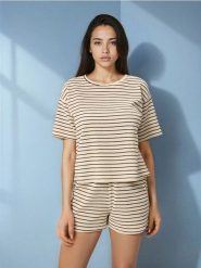 Piżama dwuczęściowa w paski - kremowy. Białe piżamy damskie Sinsay, bez wzorów, bez ramiączek. Za 49.99 zł.