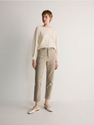 Jeansy mom fit - zielony. Zielone jeansy damskie Reserved, z podwyższonym stanem. W wyprzedaży za 79.99 zł.