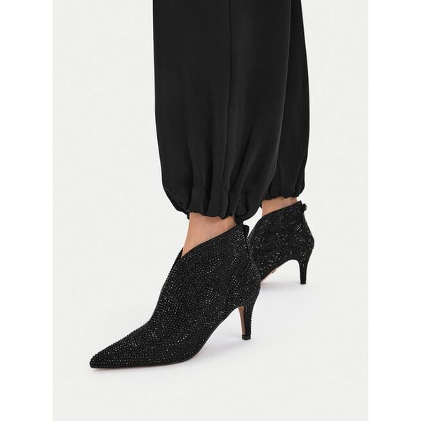 Botki Nine West. Czarne botki damskie Nine West, bez obcasa, na szpilce, bez zapięcia. Za 299.99 zł.