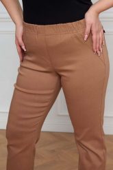 Beżowe spodnie Nilda z prostą nogawką wysoki stan PLUS SIZE XXL. Brązowe spodnie materiałowe damskie Nasi partnerzy, bez wzorów, z elastanu, krótkie. Za 159.90 zł.