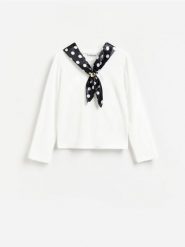 Bawełniany longsleeve z chustą - biały. Białe chusty damskie Reserved, bez wzorów, z bawełny. Za 99.99 zł.