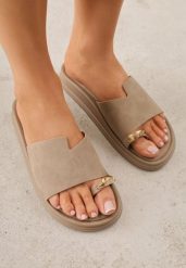 Ciemnobeżowe Klapki Japonki Ozdobione Aplikacją na Palcu Noevianna. Brązowe klapki damskie Renee, z aplikacjami, z jeansu, bez obcasa, na płaskiej podeszwie, bez zapięcia. Za 89.99 zł.