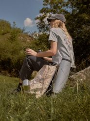 4F T-shirt loose z nadrukiem damski - szary XS. Szare t-shirty damskie 4F, m, bez wzorów, z bawełny, bez kołnierzyka. Za 79.99 zł.