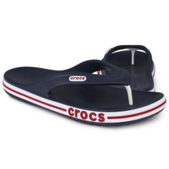 Japonki plażowe Crocs BAYABAND FLIP. Białe klapki damskie Crocs, bez wzorów, bez obcasa, bez zapięcia. W wyprzedaży za 129.00 zł.