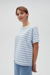Bawełniana bluza w paski z krótkimi rękawami błękitna. Niebieskie bluzy damskie MOODO, l, bez wzorów, z bawełny, bez kaptura. Za 79.99 zł.
