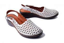 ARTIKER RELAKS 56C0065 white, sandały damskie. Białe sandały damskie Artiker Relaks, bez wzorów, bez obcasa, bez zapięcia. Za 181.93 zł.