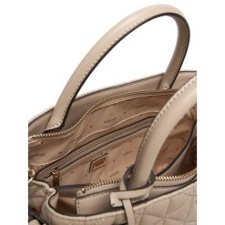 Torebka Guess. Brązowe kuferki damskie Guess, z aplikacjami, bez dodatków. Za 679.99 zł.