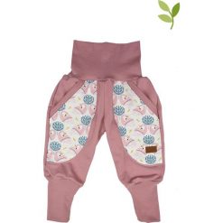 Spodnie "Jogger Schwan" w kolorze brudnego różu. Czerwone spodnie niemowlęce LiVi, z aplikacjami, z materiału. W wyprzedaży za 125.95 zł.