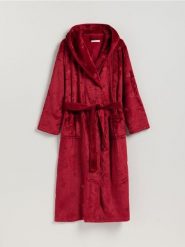 Szlafrok z paskiem - czerwony. Czerwone szlafroki damskie Reserved, bez wzorów, z dzianiny, bez kaptura. Za 149.99 zł.