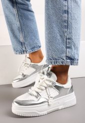 Biało-Srebrne Sneakersy z Ozdobną Zawieszką w Kształcie Misia i Szerokimi Sznurówkami Raldika. Białe obuwie sportowe damskie Born2be, z jeansu, bez zapięcia. Za 99.99 zł.
