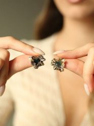 Pierres delicates Pozłacane kolczyki-wkrętki z perłami i onyksami rozmiar: onesize. Białe kolczyki damskie Pierres delicates, z onyksem, pozłacane. Za 39.99 zł.