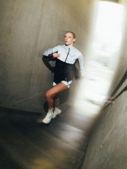 4F Kurtka do biegania odblaskowa damska - czarna S. Czarne kurtki damskie 4F, l, bez wzorów, z materiału, bez kaptura. Za 349.99 zł.