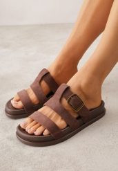 Brązowe Klapki Ozdobione Geometrycznymi Paskami i Metaliczną Klamrą Hossei. Brązowe klapki damskie Renee, bez wzorów, bez obcasa, na płaskiej podeszwie, bez zapięcia. Za 79.99 zł.