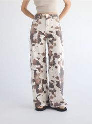 Jeansy wide leg ze zwierzęcym wzorem - wielobarwny. Jeansy damskie Reserved. W wyprzedaży za 139.99 zł.