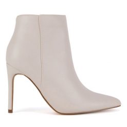 Botki DeeZee. Brązowe botki damskie DeeZee, bez obcasa, na szpilce, bez zapięcia. Za 179.99 zł.