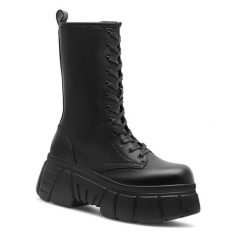 Trzewiki DeeZee. Czarne botki damskie DeeZee, bez obcasa, na słupku, bez zapięcia. Za 159.99 zł.