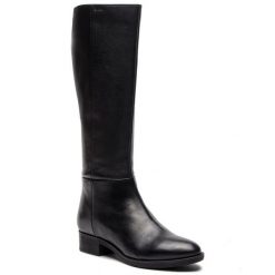 Oficerki Geox. Czarne kozaki damskie Geox, bez obcasa, na płaskiej podeszwie, bez zapięcia. Za 509.99 zł.