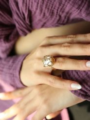 Pierres delicates Pozłacany pierścionek z masą perłową i cyrkoniami rozmiar: onesize. Białe pierścionki damskie Pierres delicates, z cyrkonią, pozłacane. Za 30.99 zł.