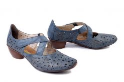 RIEKER 43773-12 blue, czółenka damskie. Niebieskie czółenka damskie Rieker, w ażurowe wzory, bez obcasa, na obcasie. Za 339.90 zł.