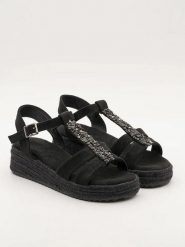 Belucci Sandały w kolorze czarnym na koturnie rozmiar: 38. Czarne sandały damskie Belucci, bez wzorów, z otwartym noskiem, bez obcasa, na koturnie, bez zapięcia. Za 110.55 zł.