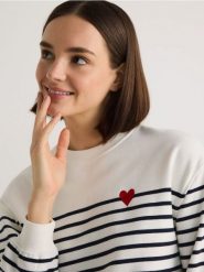 Bawełniana bluza z haftem - wielobarwny. Bluzy damskie Reserved, l, bez wzorów, z bawełny, bez kaptura. W wyprzedaży za 49.99 zł.