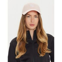 Czapka z daszkiem New Era. Czerwone czapki z daszkiem damskie New Era, bez wzorów. Za 109.99 zł.