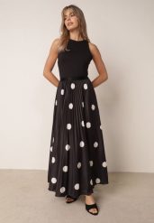 Czarna Rozkloszowana Spódnica w Stylu Retro Plisowana w Grochy Kasosa. Czarne spódnice damskie Born2be, na co dzień, m, bez wzorów, eleganckie, maxi. Za 119.99 zł.