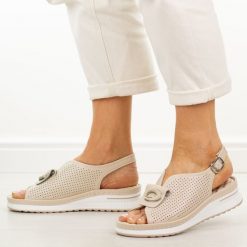 Beżowe skórzane sandały damskie Cambell 40328. Brązowe sandały damskie Cambell, z aplikacjami, z jeansu, z okrągłym noskiem, bez obcasa, na platformie, bez zapięcia. Za 219.00 zł.