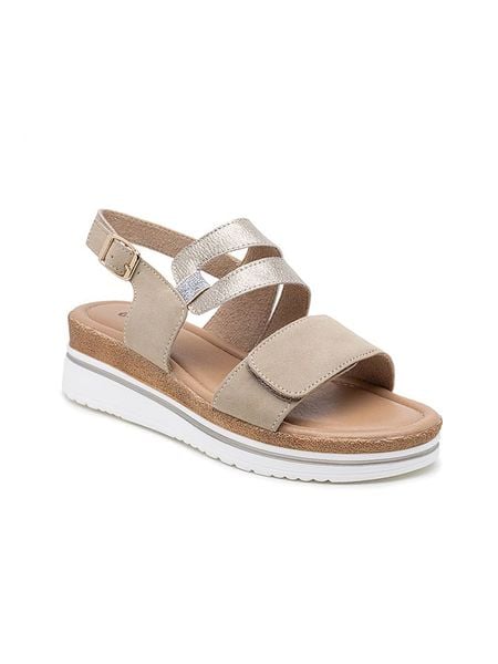 Foreverfolie Sandały w kolorze złotym na koturnie rozmiar: 40. Żółte sandały damskie Foreverfolie, bez wzorów, z otwartym noskiem, bez obcasa, na koturnie, bez zapięcia. Za 101.23 zł.