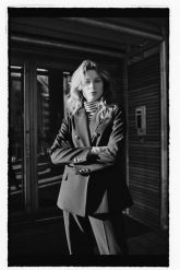 Marynarka z ozdobnymi guzikami czarna. Czarne marynarki i żakiety damskie MOODO, l, bez wzorów, z elastanu. Za 219.99 zł.