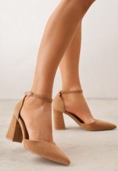 Jasnobrązowe Czółenka z Imitacji Zamszu na Słupku z Noskiem w Szpic Violetto. Brązowe czółenka damskie Born2be, bez wzorów, z jeansu, bez obcasa, na słupku. Za 79.99 zł.