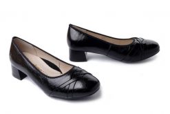 RIEKER 45068-00 black, czółenka damskie. Czarne czółenka damskie Rieker, bez wzorów, ze skóry, bez obcasa, na obcasie. Za 379.90 zł.
