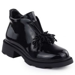Skórzane botki damskie z ozdobą lakierowane czarne Filippo DBT6370. Czarne botki damskie Filippo, z lakierowanej skóry, bez obcasa, bez zapięcia. Za 259.99 zł.