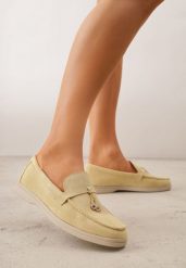 Żółte Mokasyny VICES Casualowe ze Skórzaną Wkładką i Metalowymi Ozdobami Dinsmore. Żółte mokasyny damskie Renee, z materiału, z okrągłym noskiem, bez obcasa. Za 89.99 zł.