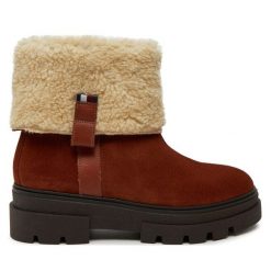 Botki Tommy Hilfiger. Brązowe botki damskie Tommy Hilfiger, bez obcasa, na płaskiej podeszwie, bez zapięcia. Za 449.99 zł.