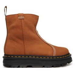 Botki Dr. Martens. Brązowe botki damskie Dr Martens, bez obcasa, na płaskiej podeszwie, bez zapięcia. Za 899.99 zł.