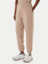 Guess Spodnie dresowe V6GB02 K2915 Beżowy Regular Fit. Brązowe spodnie dresowe damskie Guess, l, z aplikacjami, z dresówki. Za 394.99 zł.