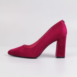 Zamszowe czółenka damskie fuksja na słupku Sergio Leone Pb216. Czerwone czółenka damskie Sergio Leone, bez wzorów, z zamszu, bez obcasa, na słupku. Za 169.00 zł.