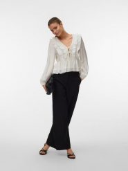 Vero Moda Bluzka w kolorze białym rozmiar: L. Białe bluzki damskie Vero Moda, l, bez wzorów, z wiskozy, klasyczne, bez kołnierzyka, bez ramiączek. Za 91.77 zł.