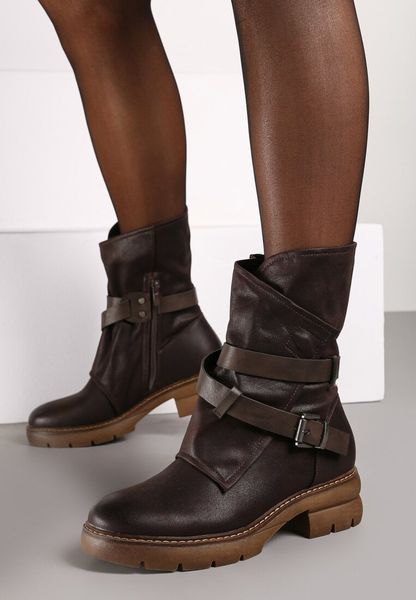 Brązowe Botki z Nieregularną Cholewką Zdobioną Paskami i Sprzączkami Zinbelle. Brązowe botki damskie Renee, z dzianiny, bez obcasa, na płaskiej podeszwie, bez zapięcia. Za 129.99 zł.