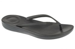 Klapki damskie FitFlop Iqushion Ergonomic TPU. Czarne klapki damskie Flip Flop, bez wzorów, z materiału, bez obcasa, bez zapięcia. Za 215.00 zł.