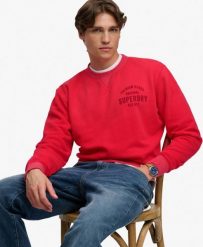 Superdry Bluza Block Text z okrągłym dekoltem – luźny krój. Czerwone bluzy damskie Superdry, xl, bez wzorów, z bawełny, bez kaptura. Za 365.95 zł.